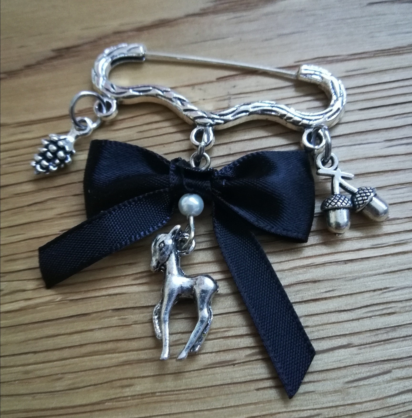 1 Trachtenbrosche/Kiltnadel Mit 3 Anhängern Und Schwarzer Schleife, Trachtenschmuck, Trachtenaccessoires von Trachtenladerl