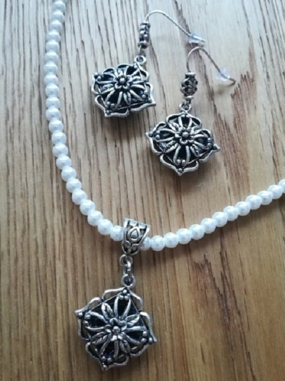 Perlenset Kette & Ohrhänger Mit Hübschen Anhängern, Trachtenkette, Dirndlkette von Trachtenladerl