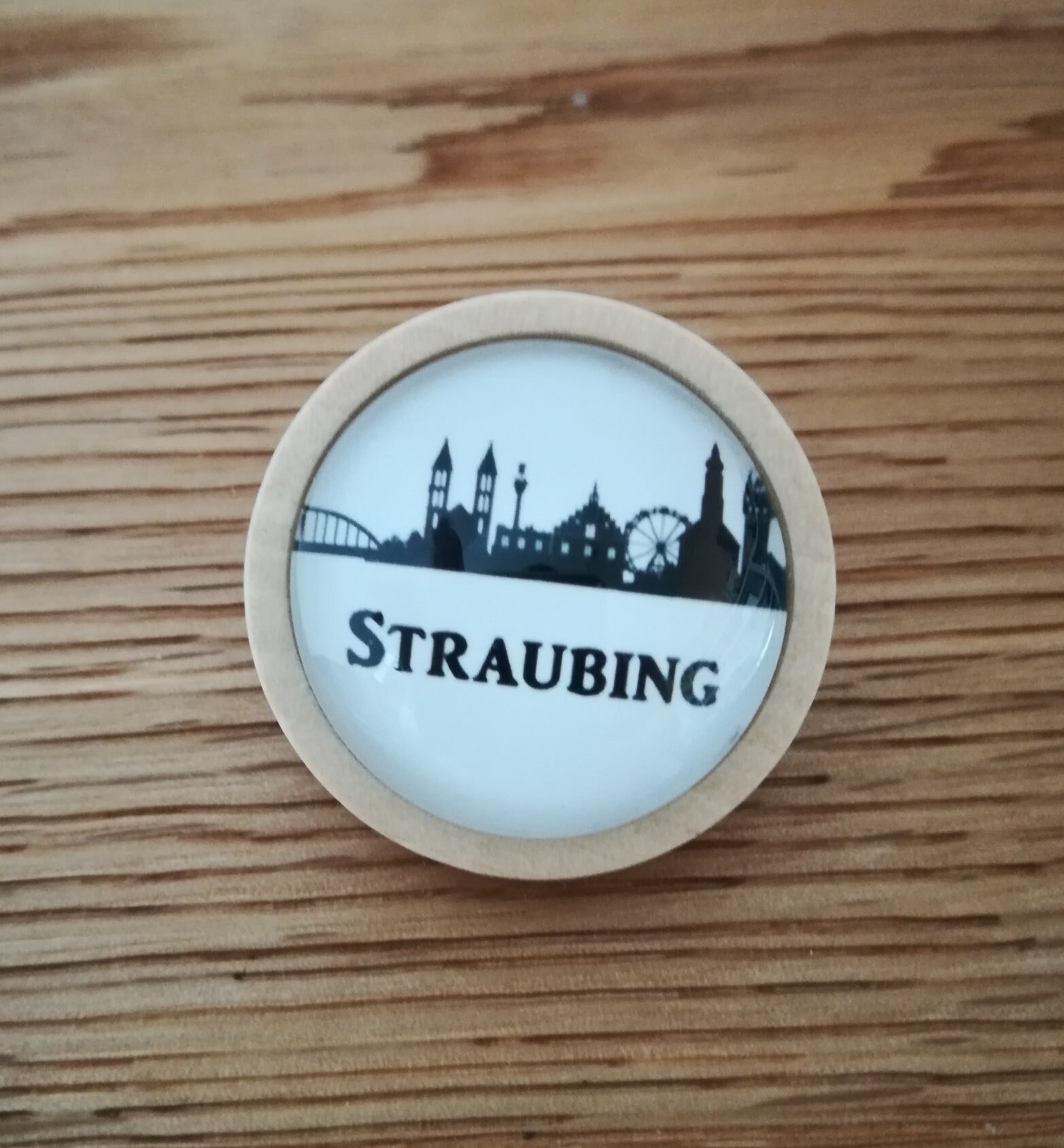 Trachtenbrosche, Motiv Straubing, Holzfassung, 2 Motive Zur Wahl von Trachtenladerl