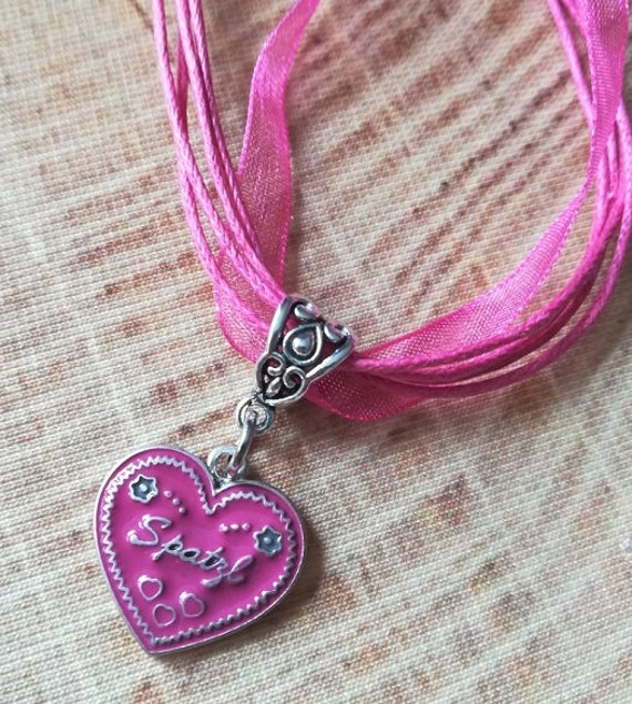 Trachtenkette Dirndlkette Organzaband in Pink Mit Spatzl Anhänger, Trachtenschmuck, Dirndlschmuck von Trachtenladerl