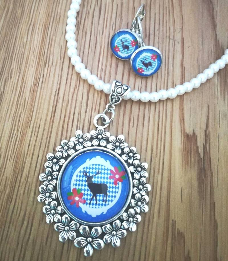 Trachtenschmuckset, Weiße Perlenkette Und Klappohrringe Mit Hirschmotiv in Blau, Dirndlschmuck von Trachtenladerl