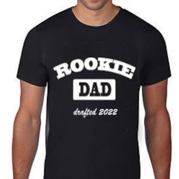 Rookie Dad, Eingezogen 2024 Jeder Dad To Be Und Neuer Papa Braucht Einen Fertigen Sie Für Das Perfekte Geschenk Besonders An Spaß Zur von TracyBakerAngelBaby