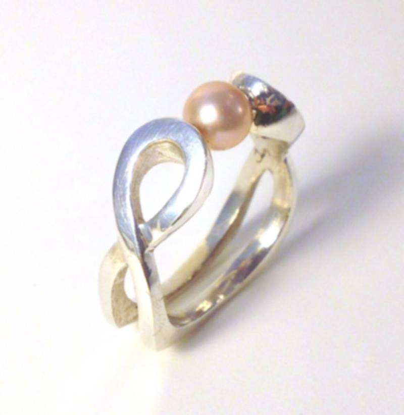 Bandring Aus Sterlingsilber Mit Rosa Perle von TracyJanuleDesigns