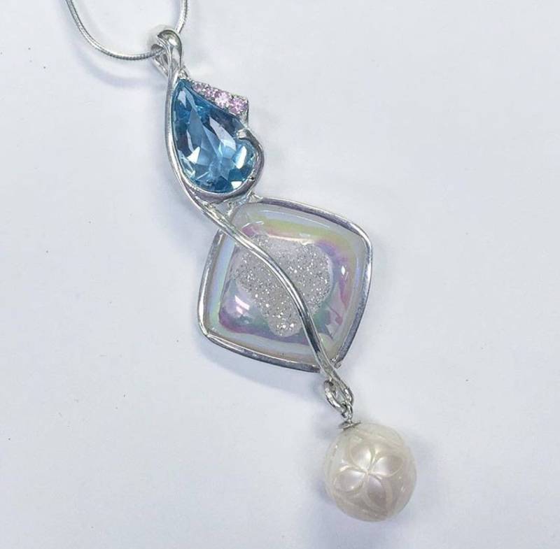 Designer Einzigartiger Blauer Topas, Rosa Saphir, Druzy Und Galatea Geschnitzter Weißer Südseeperlenanhänger Aus Anlaufgeschütztem Sterlingsilber von TracyJanuleDesigns