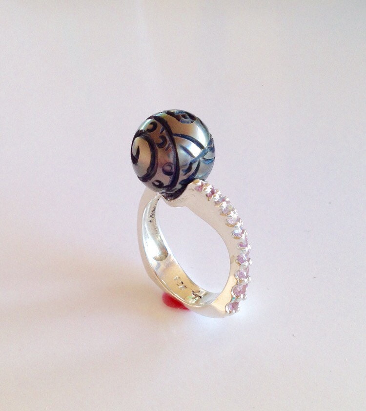 Designer Ring Aus Sterlingsilber Mit Schwarzer Tahitiperle Und Rosa Saphir von TracyJanuleDesigns