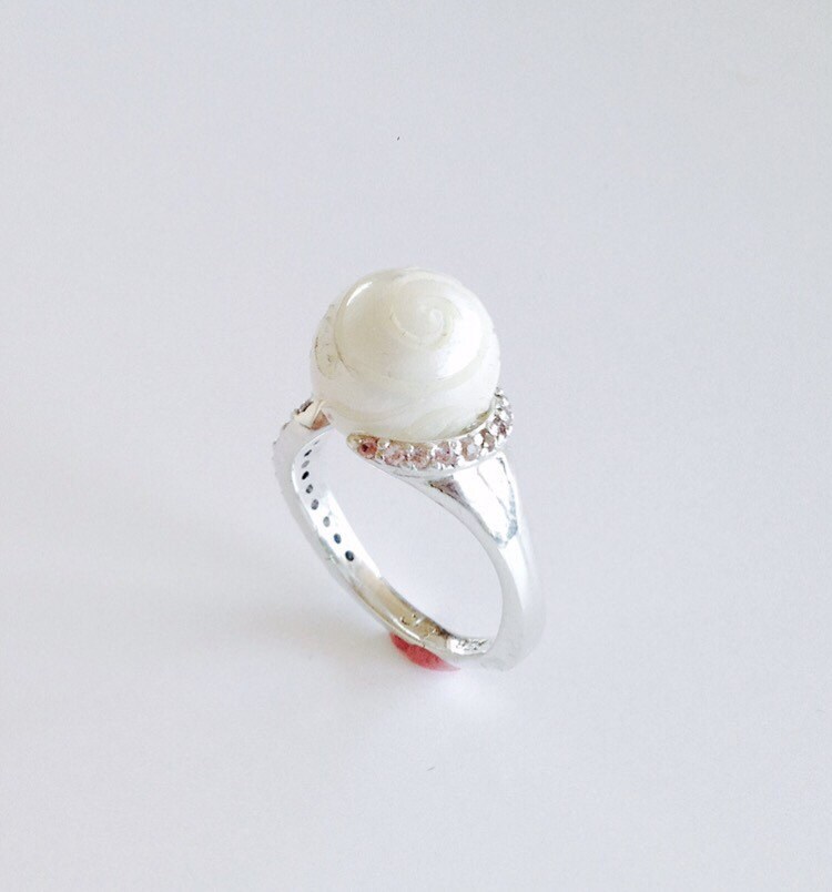 Designer Ring Aus Sterlingsilber Mit Weißen Und Rosa Saphir Weiß Geschnitzte Südsee Perle von TracyJanuleDesigns