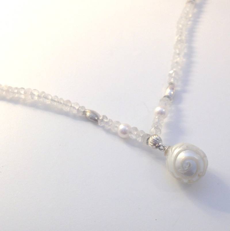 Geschnitzte Südseeperlenkette Aus Silber Und Mondsteinperlen von TracyJanuleDesigns