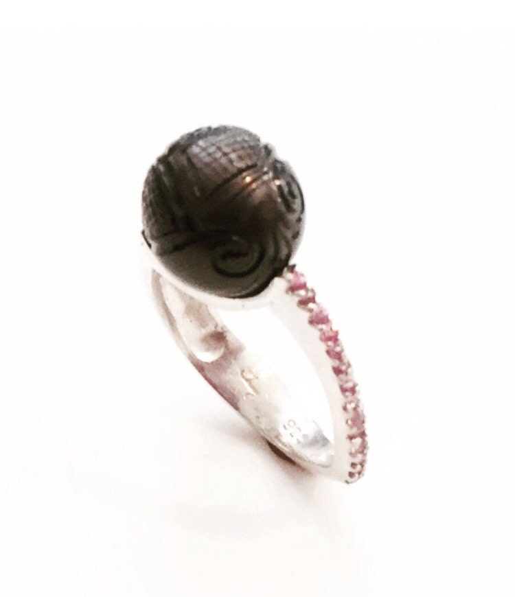 Geschnitzter Tahitiperlenring Aus Sterlingsilber Mit Rosa Saphir-Akzentsteinen von TracyJanuleDesigns