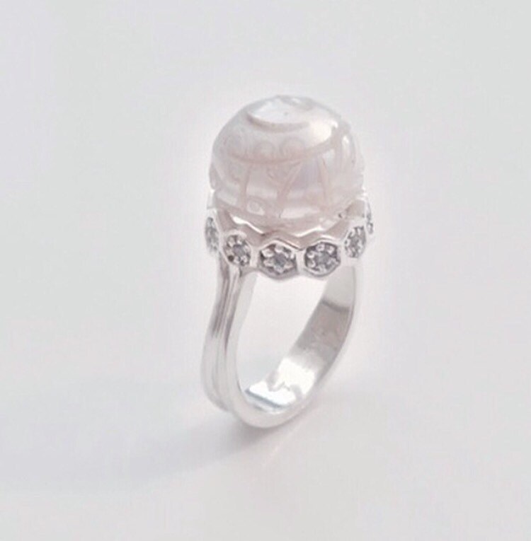 Geschnitzter Weißer Südsee-Perlenring Aus Sterlingsilber Mit Hellblauen Saphir-Akzenten von TracyJanuleDesigns