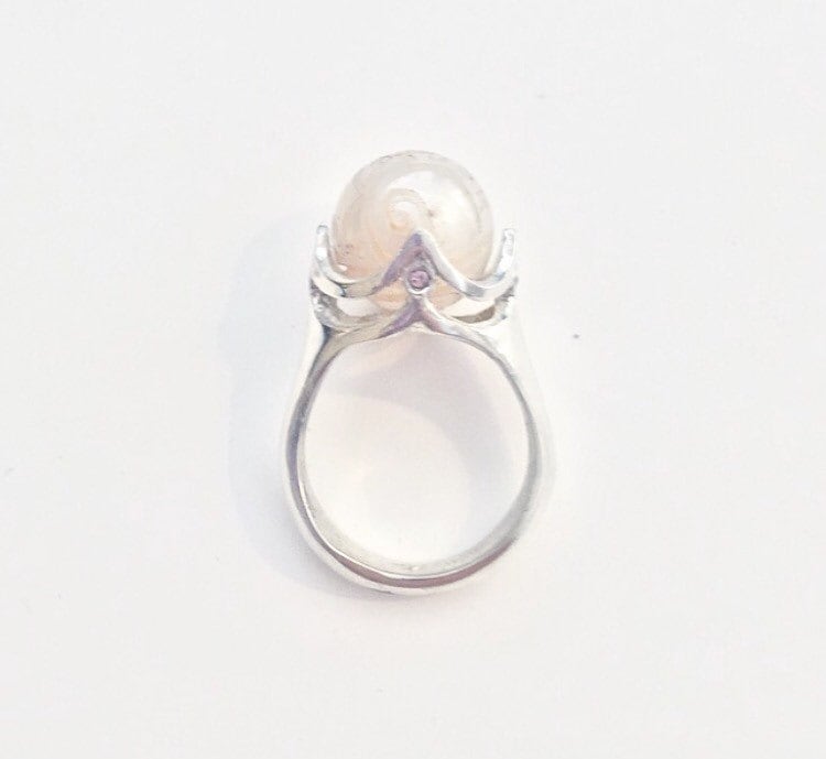Geschnitzter Weißer Südseeperlenring Aus Sterlingsilber Mit Rosa Saphir-Akzenten von TracyJanuleDesigns