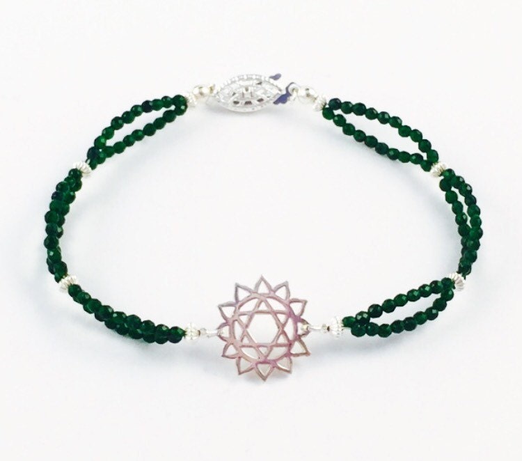 Herz Chakra Armband Aus Silber Mit Smaragd Jade Edelsteinen von TracyJanuleDesigns
