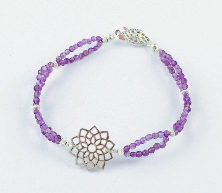 Kronenchakra Armband in Sterling Silber Mit Amethyst Edelsteinen von TracyJanuleDesigns