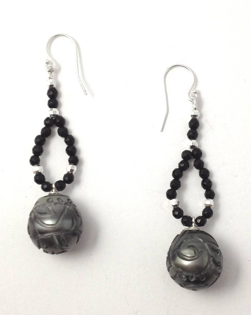 Ohrringe Mit Geschnitzter Tahitiperle Und Schwarzem Onyx von TracyJanuleDesigns