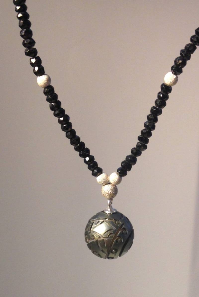 Schwarze Geschnitzte Tahitiperle Und Schwarzer Spinell Halskette in Sterlingsilber von TracyJanuleDesigns
