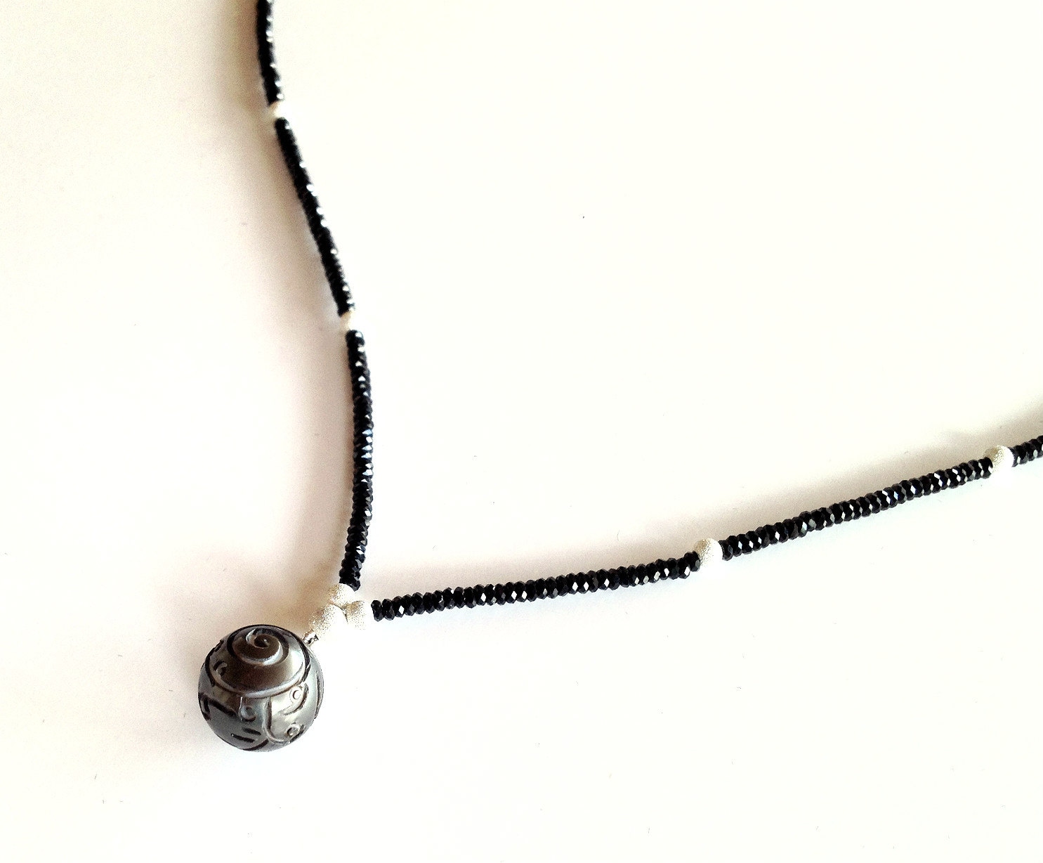 Schwarze Geschnitzte Tahitiperle Und Schwarzer Spinell Halskette in Sterlingsilber von TracyJanuleDesigns