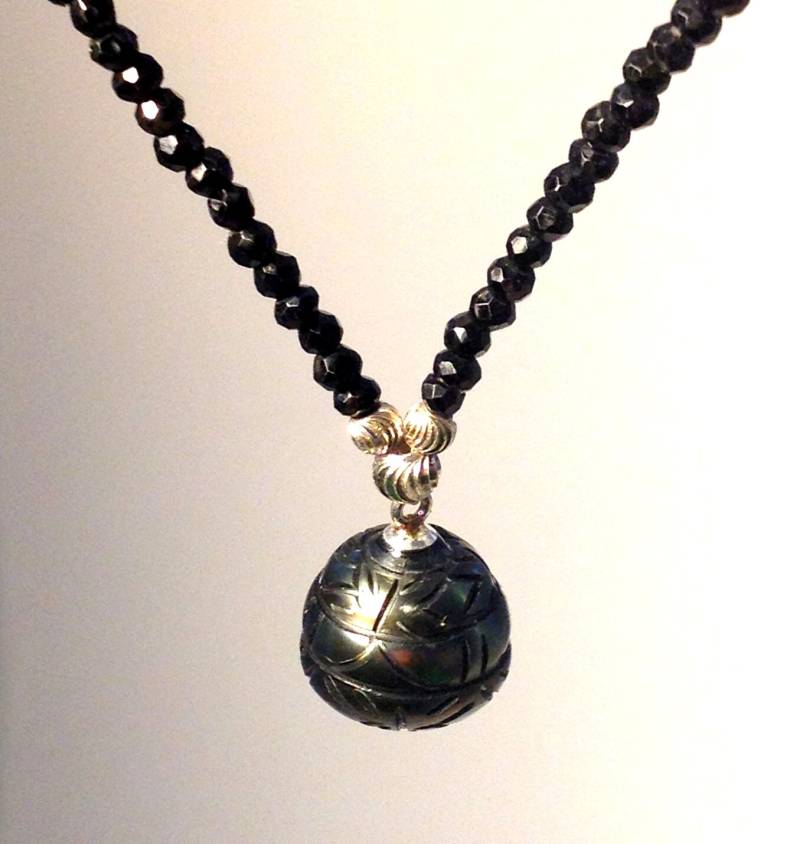 Schwarze Tahiti Geschnitzte Perlenkette Silber & Spinell Perlen von TracyJanuleDesigns
