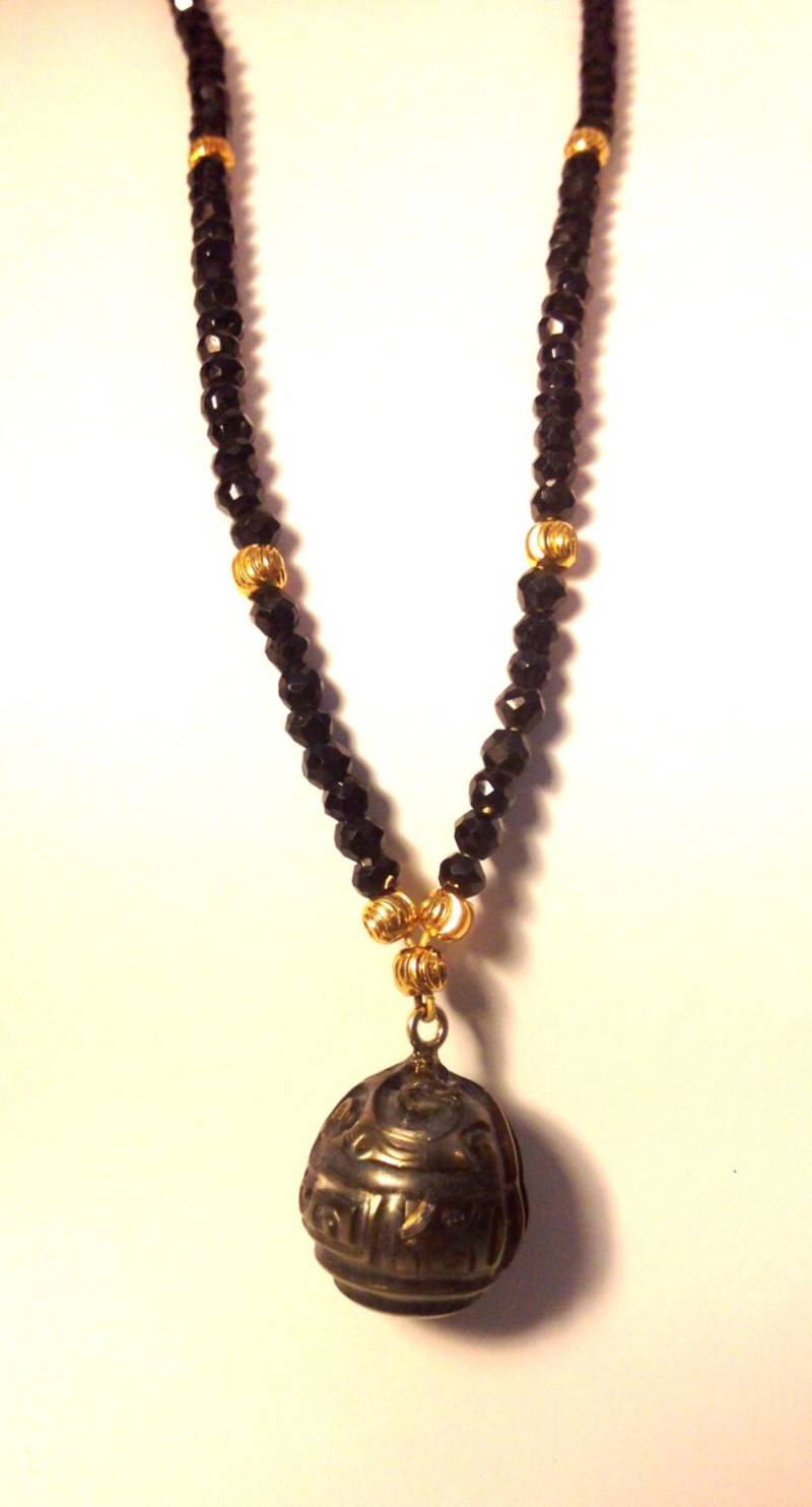 Schwarze Tahitiperle Geschnitzte Perlenkette Silber Und Schwarze Spinellperlen von TracyJanuleDesigns