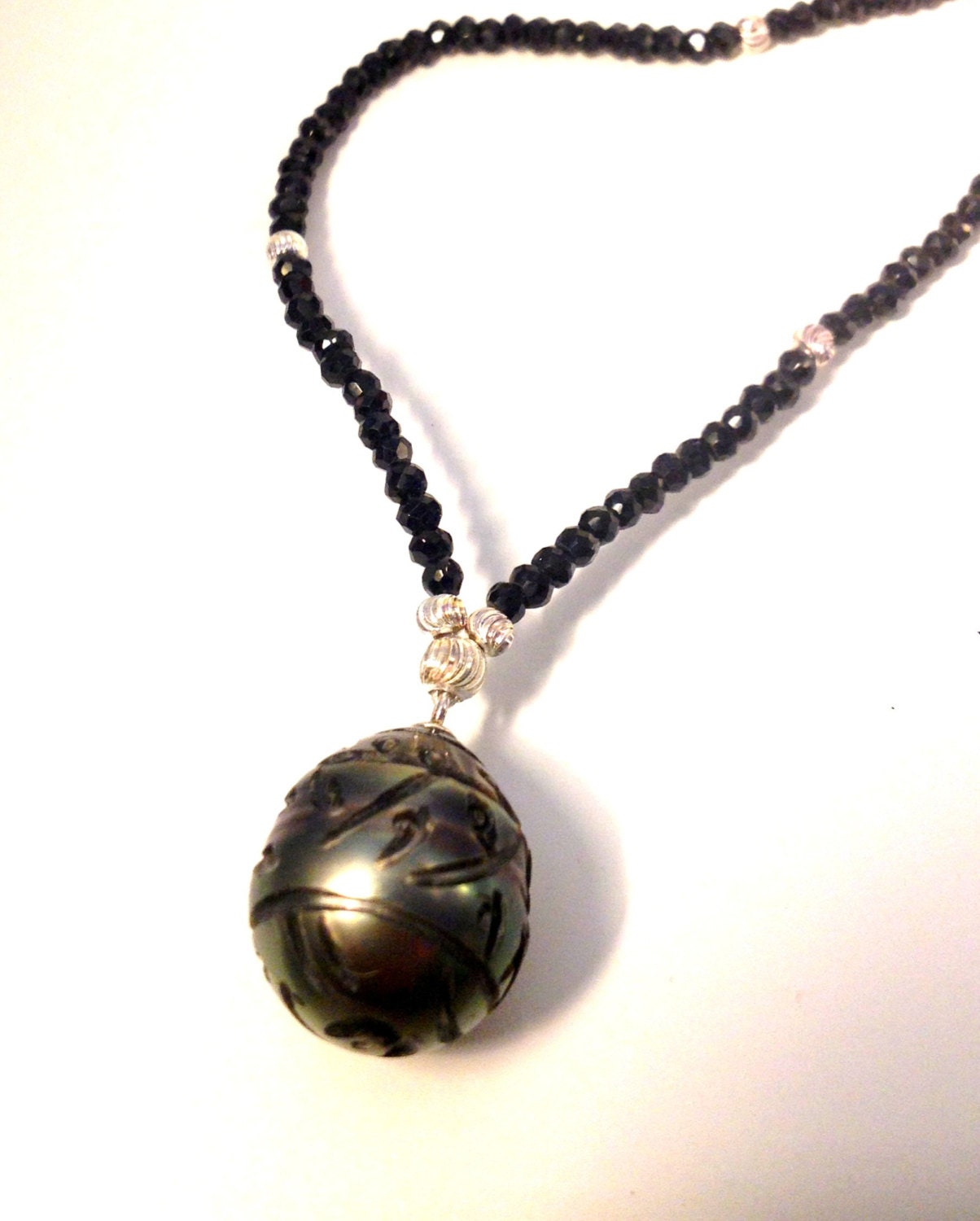 Schwarze Tahitiperlenkette Silber Und Onyx Perlen Geschnitzt von TracyJanuleDesigns
