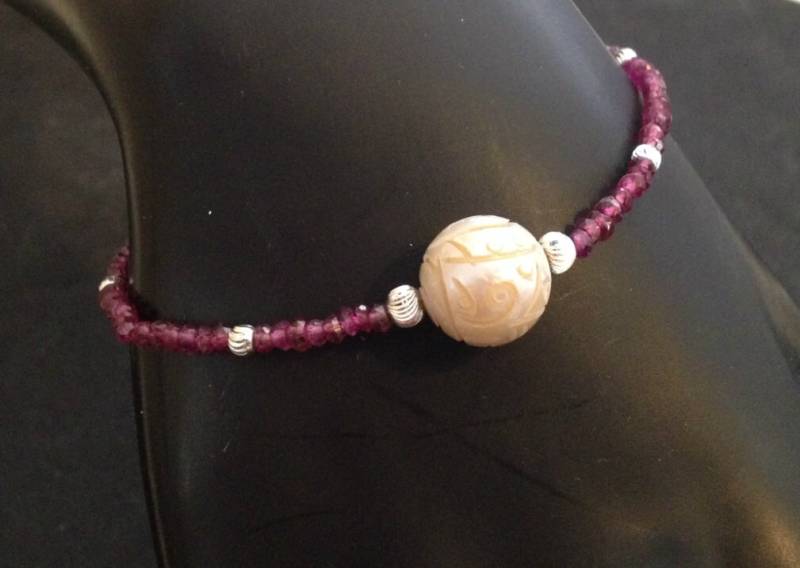 Südsee Perlen Armband Mit Silber Und Granaten Geschnitzt von TracyJanuleDesigns