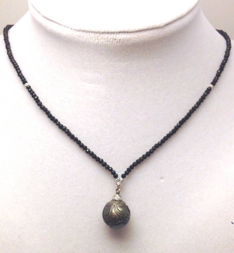 Südsee Tahiti Geschnitzte Perlenkette 18Kw Gold Und Schwarze Spinellperlen von TracyJanuleDesigns