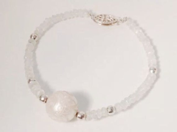 Südseeperlenarmband Mit Silber - Und Mondsteinperlen von TracyJanuleDesigns
