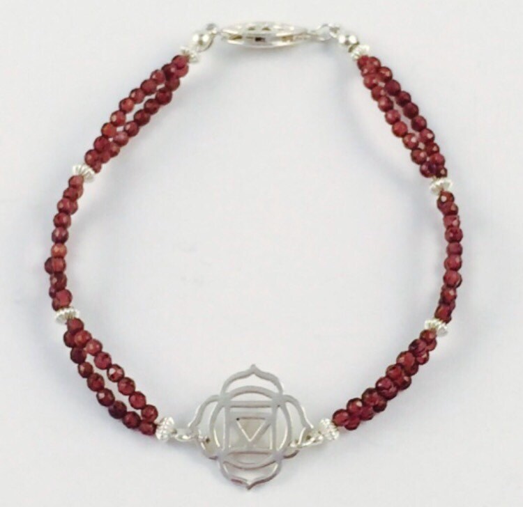 sterling Silber Wurzel-Chakra Armband Mit Facettierten Granat-Perlen von TracyJanuleDesigns