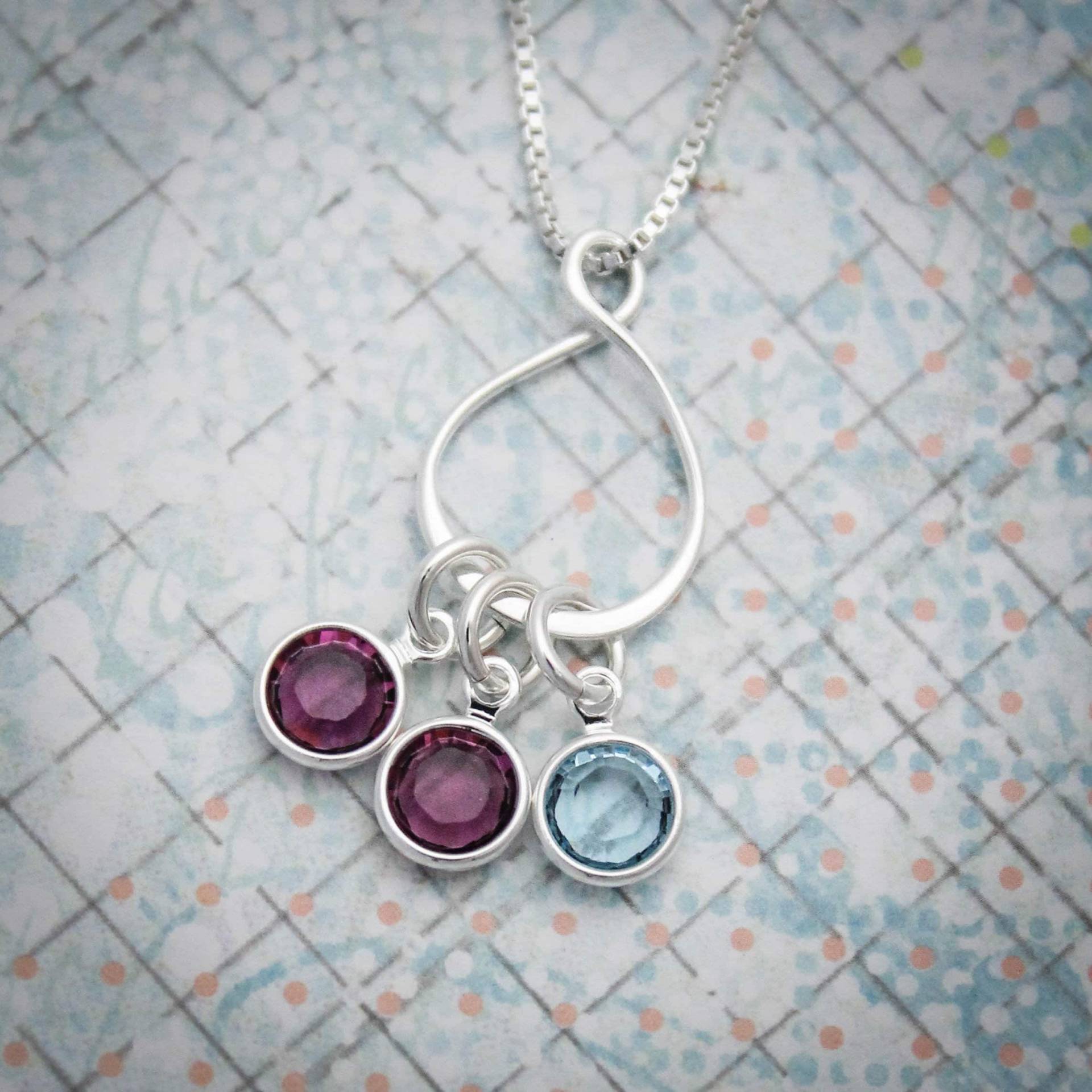 Eternity Charm Halskette Mit Birthstones, Personalisierte Großmutter Infinity Mutter Kindern von TracyTayanDesigns