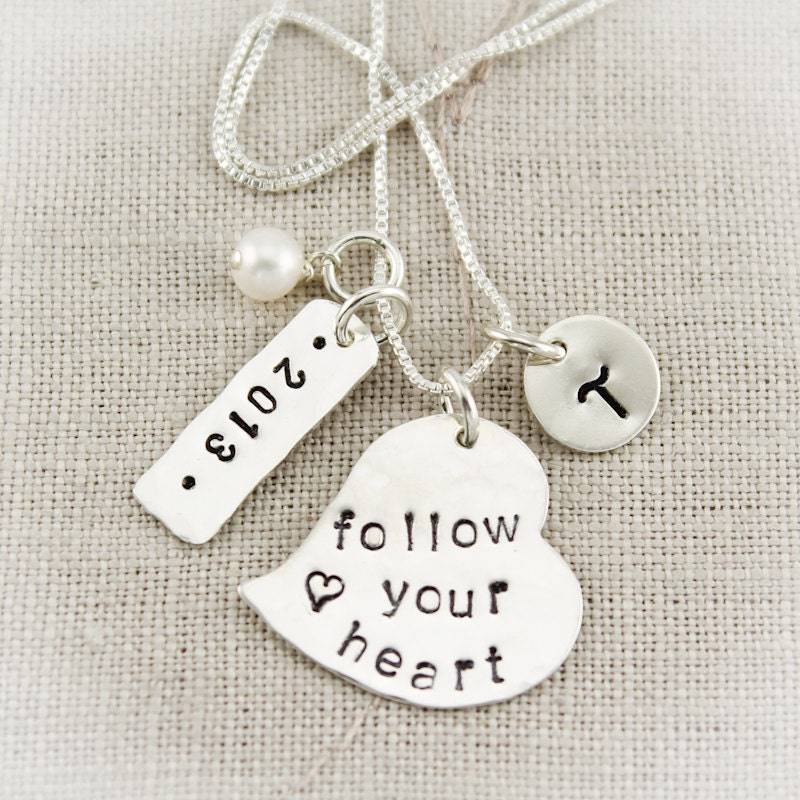 Abschluss-Halskette Aus 925Er Silber Personalisierte Initiale, Geburtsstein, Datum von TracyTayanDesigns