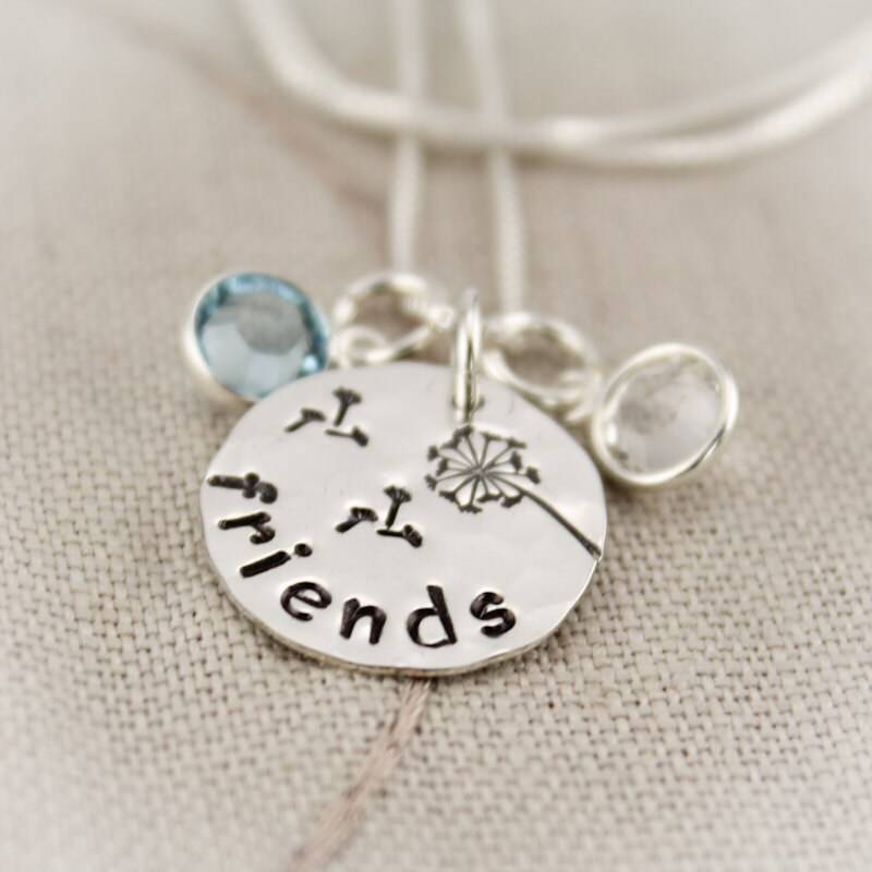 Friends Halskette Mit Birthstones Und Löwenzahn Sterling Silber Personalisierter Handgestempelter Schmuck von TracyTayanDesigns