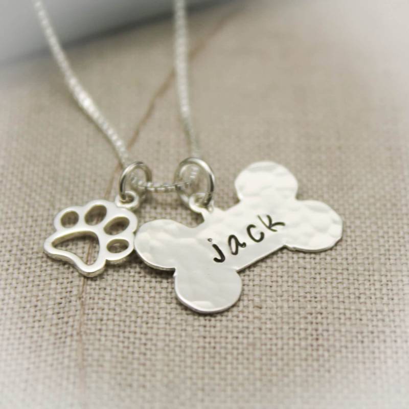 Hundeknochen Mit Pfote Charm Hand Gestempelt Personalisierte Halskette Aus Sterling Silber von TracyTayanDesigns