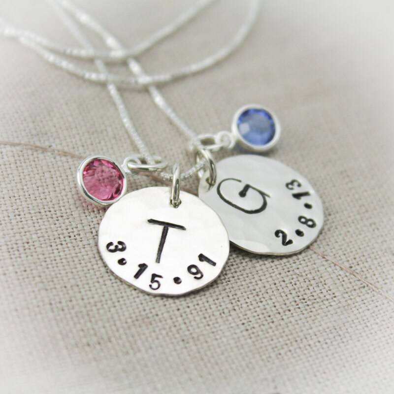 Mutter Oder Großmutter Charm Halskette Mit Geburtssteinen Initiale Und Geburtsdatum Personalisierte Hand Gestempelt Schmuck von TracyTayanDesigns
