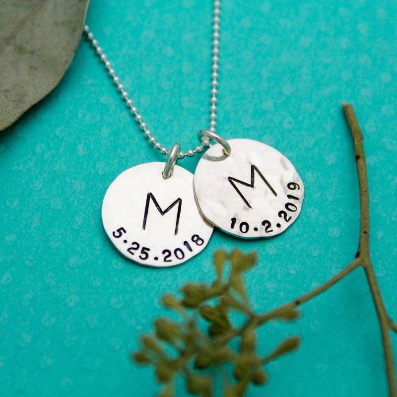 Mutter Oder Großmutter Charm Halskette Mit Anfangs Und Geburtsdatum Sterling Silber Personalisierte Geschenk Hand Gestempelt Schmuck von TracyTayanDesigns
