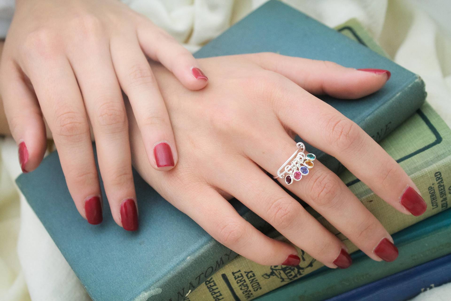 Mutter Oder Großmutter Geburtsstein Verstellbar Charm Ring. Gehämmert Personalisierter Schmuck. Muttertagsgeschenke. Geschenke Für Sie von TracyTayanDesigns