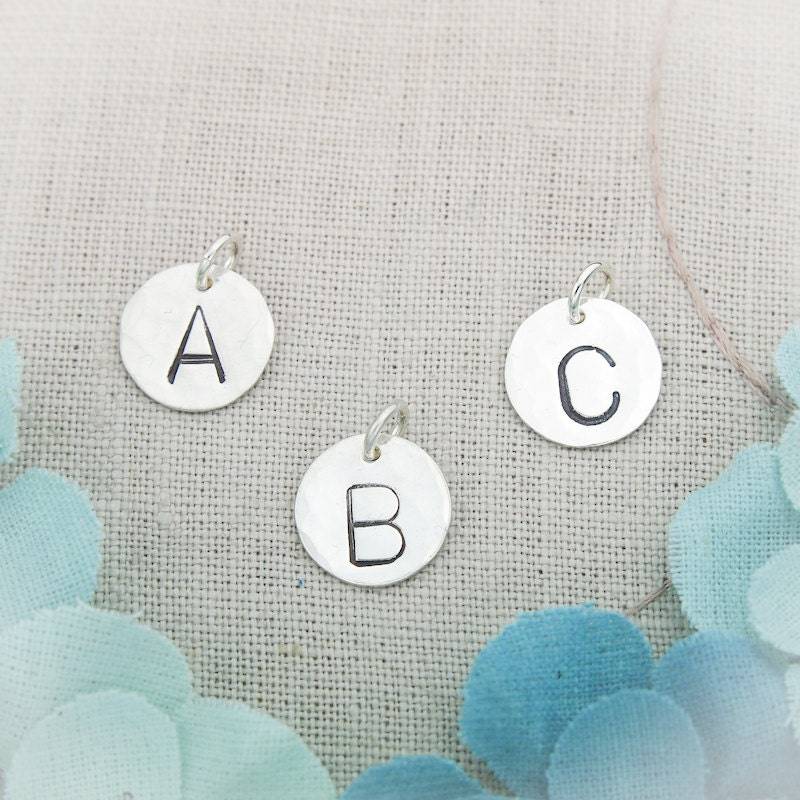 One Initial Charm Sterling Silber Disc Gehämmert 1/2 Zoll Monogramm Hand Gestempelt von TracyTayanDesigns