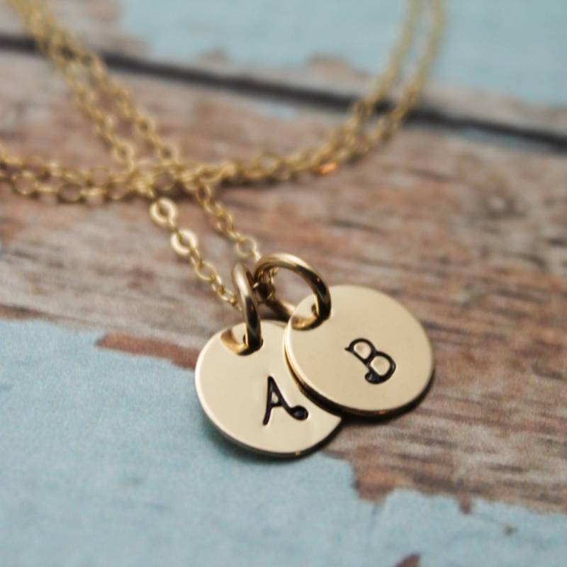 Personalisierte Gold Initial Halskette Individuell Gestempeltes Monogramm Schmuck von TracyTayanDesigns