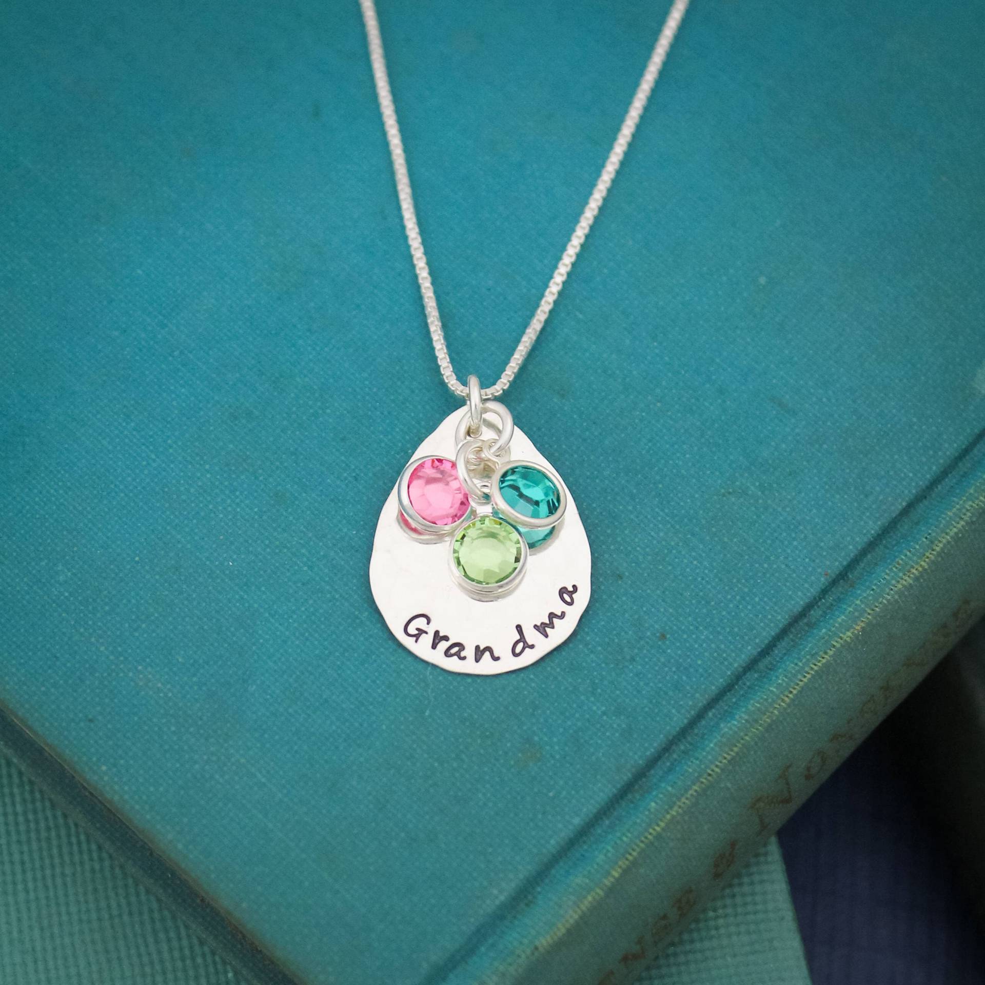 Personalisierte Großmutter Halskette Handgestempeltes Sterling Silber, Swarovski Geburtssteine von TracyTayanDesigns