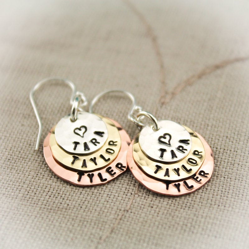 Personalisierte Hand Gestempelt Mutter Oder Großmutter Ohrringe Überlagerte Geschenke Für Sie von TracyTayanDesigns