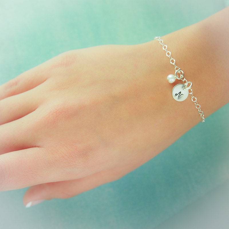 Personalisierte Sterling Silber Birthstone Und Erste Armband Brautjungfer von TracyTayanDesigns