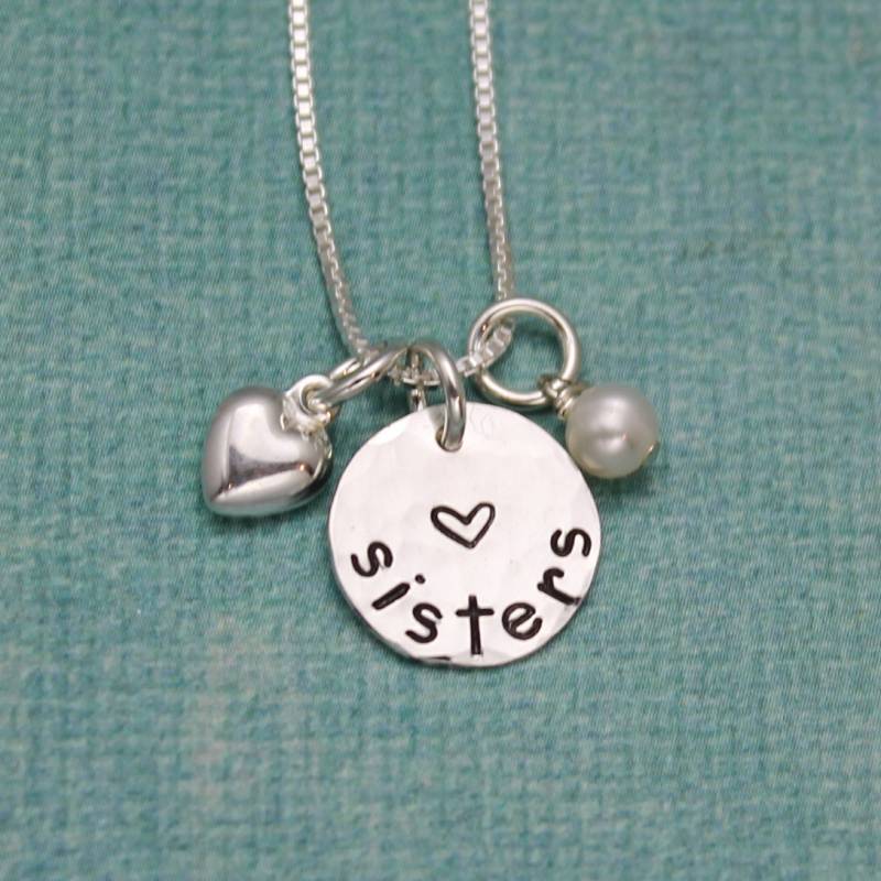 Schwestern-Charm-Halskette Aus Sterlingsilber, Personalisierbar Mit Herz-Charm Und Handgestempeltem Perlenschmuck von TracyTayanDesigns