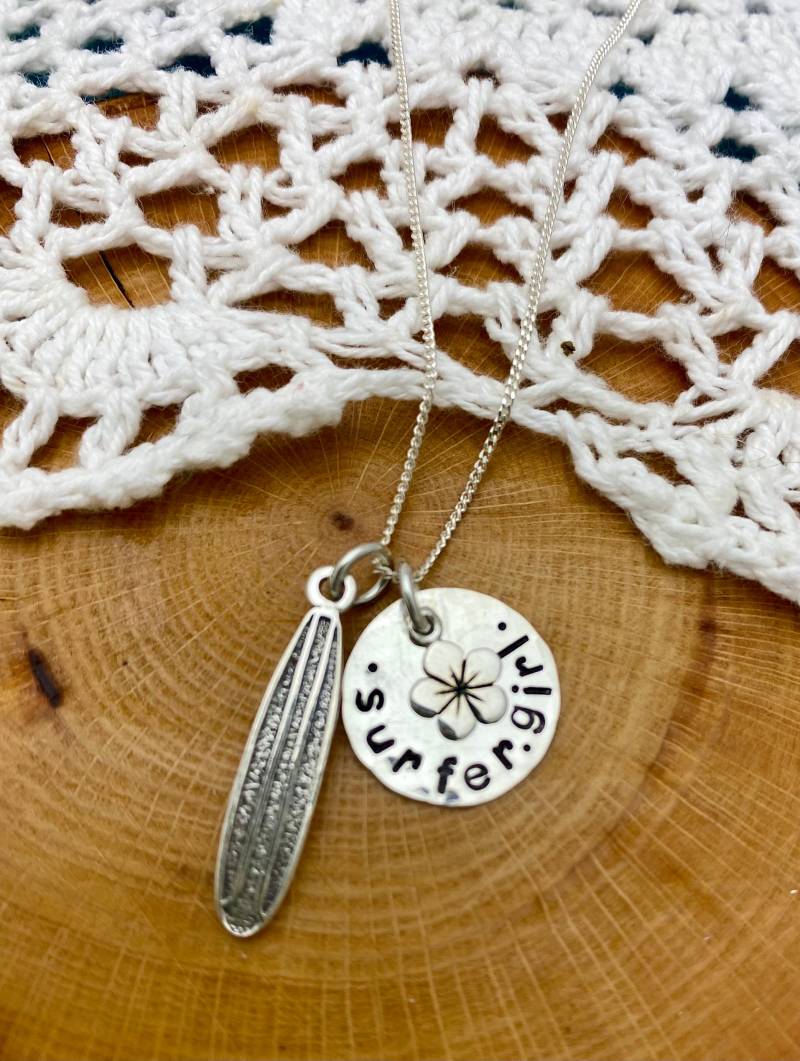 sterling Silber Surfer Girl Halskette Surfbrett Anhänger, Personalisierte Scheibe von TracyTayanDesigns