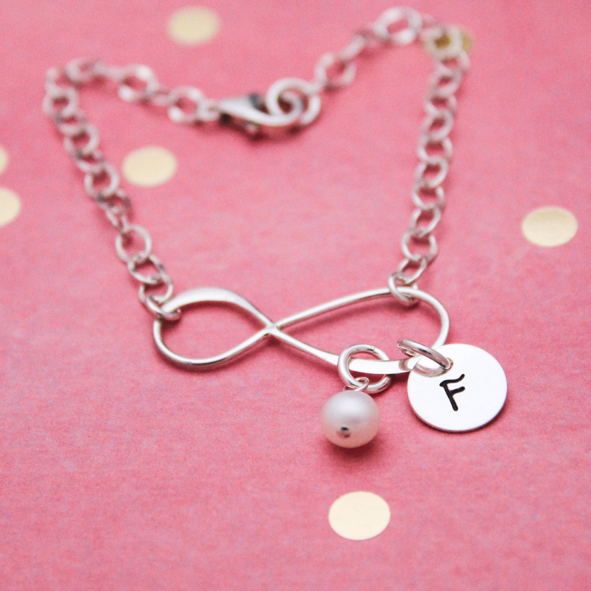 Unendlich Armband Mit Initial Und Perle Oder Geburtsstein in Sterling Silber von TracyTayanDesigns