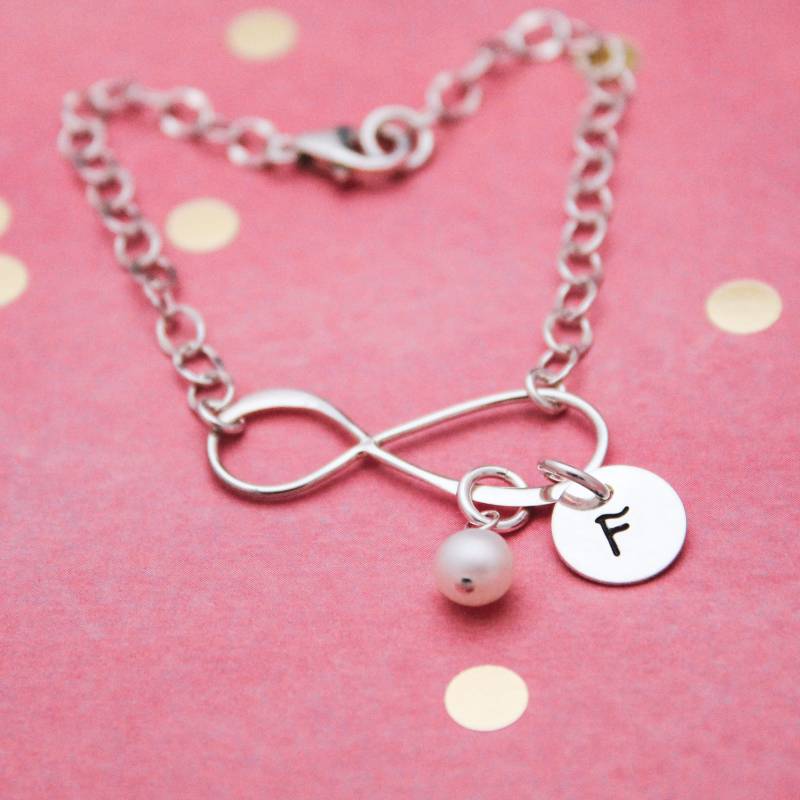 Unendlich Armband Mit Initial Und Perle Oder Geburtsstein in Sterling Silber von TracyTayanDesigns