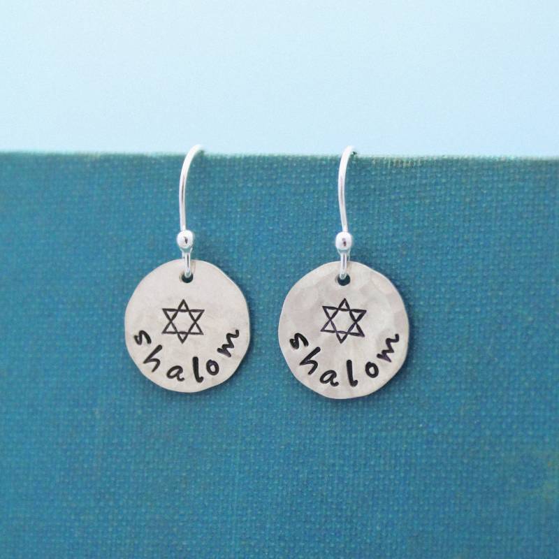 Zierliche Silber Ohrringe Davidstern Shalom, Chanukka Ohrringe, Sterling Kleine Davidstern, Bat Mitzwa von TracyTayanDesigns