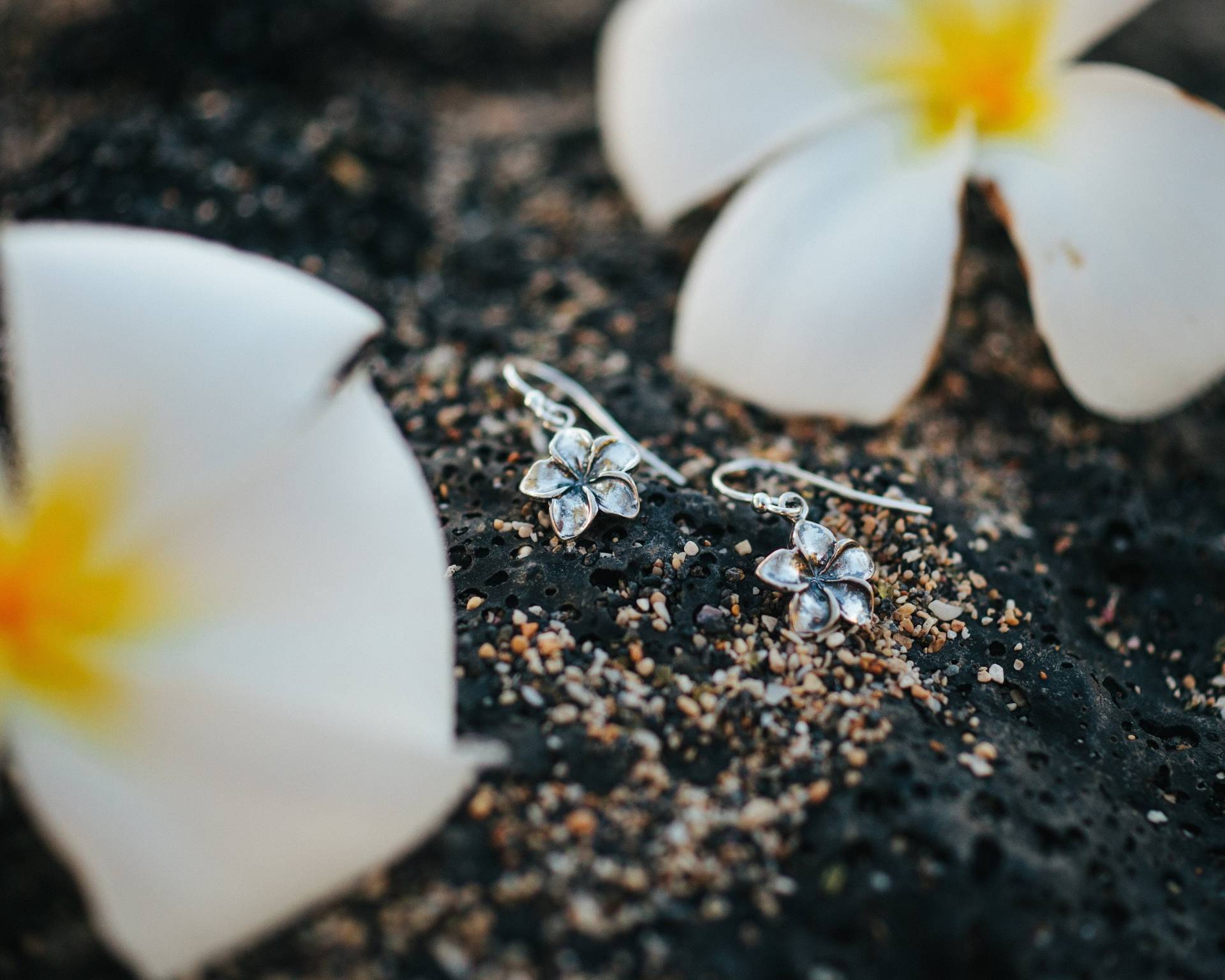 sterling Silber Plumeria Ohrringe Hawaii Blumen Schmuck von TracyTayanDesigns