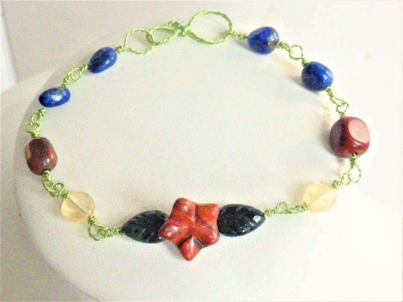 Frühlingsgrünes Wire Work Armband Mit Handgeschnitzten Blumen Edelsteinen Und Grünen Edelstein Blättern. | Chakra Armband Frühlingsgrünes Wire Work Armband Mit Handgeschnitzten Blumen Edelsteinen Und Grünen Edelstein Blättern. | Chakra Armband von TracysCornerUK