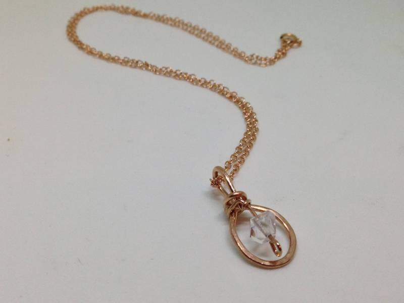 Herkimer Diamant-Halskette Rose Gold Halskette Hammered Einzigartige Anhänger Kristall-Anhänger Goldanhänger Pink von TracysMysticalGems