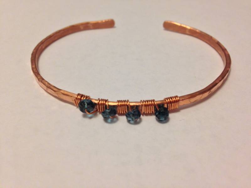 Kupfer Armreif Offener Perlen Armband Blautopas Metall Edelsteinarmband Birthstone von TracysMysticalGems