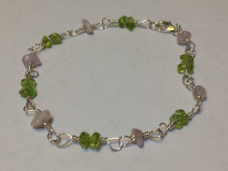 Peridot Und Kunzit Armband Link Perlen Liebe Mitgefühl Vergebung Schichtung Schmuck Grüne Kristalle Rosa von TracysMysticalGems