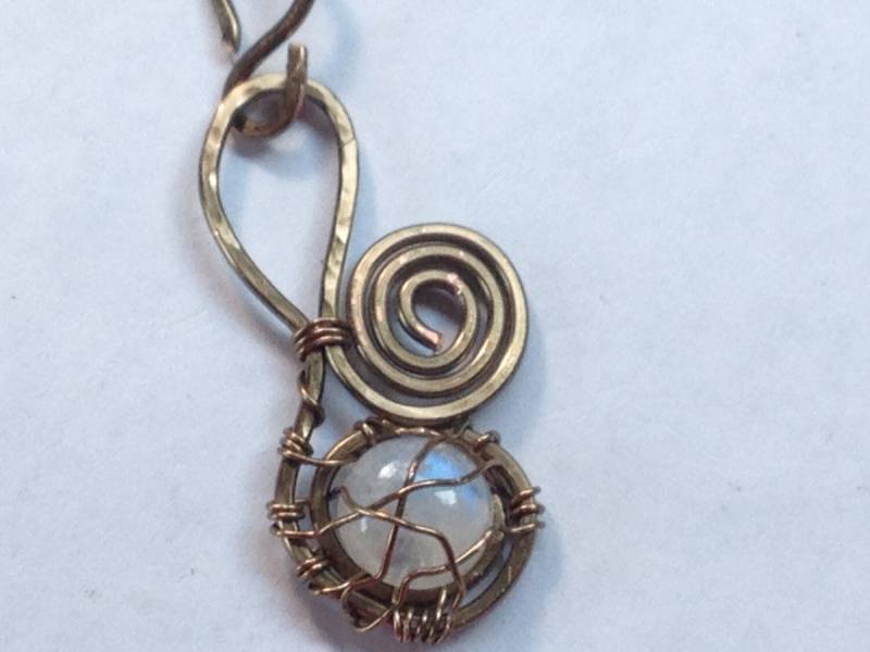 Petite Regenbogenmondstein-Wirbel-Anhänger von TracysMysticalGems