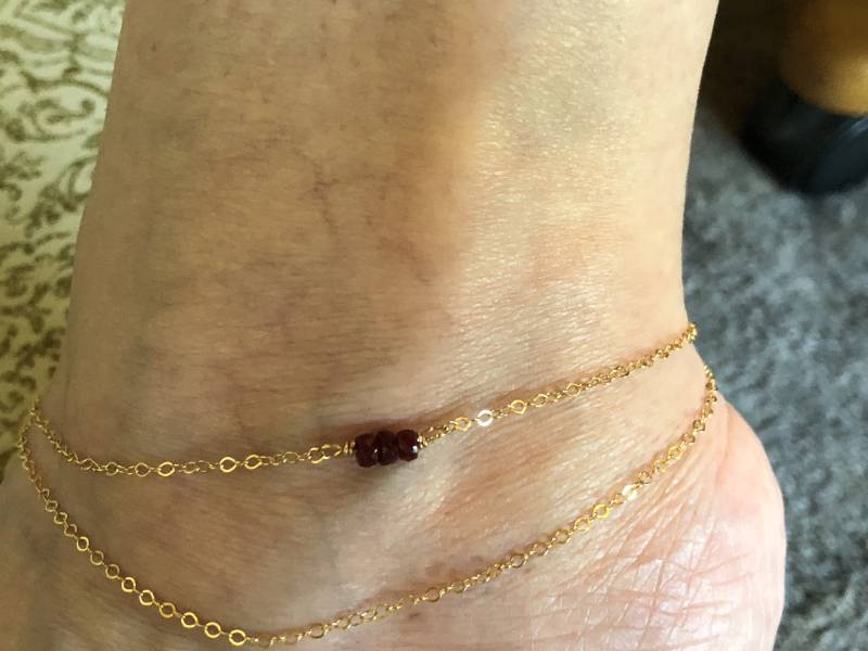 Rubin Fußkettchen in Gold Füllen Doppelkette Bar Rubine Sommer Körper Schmuck von TracysMysticalGems